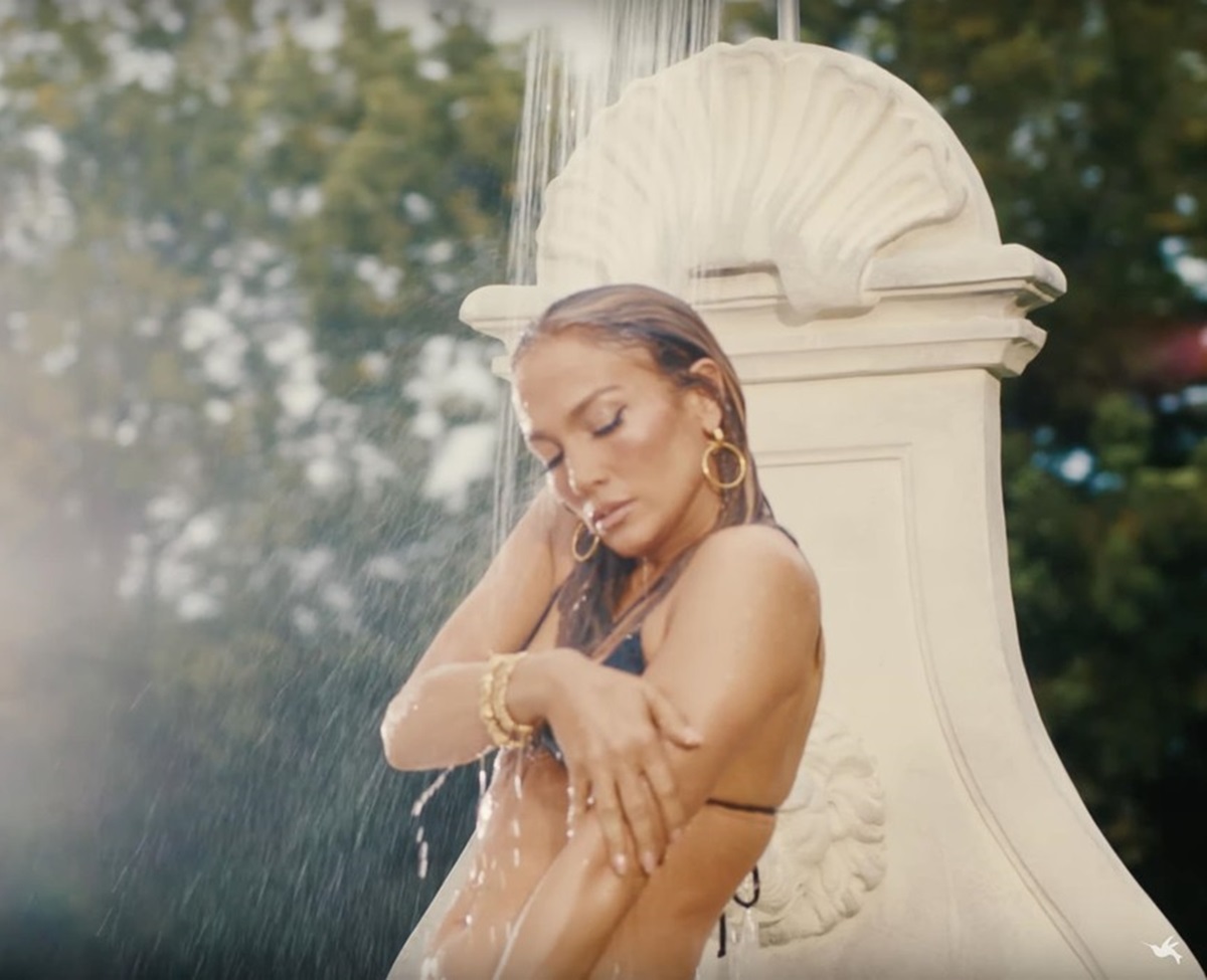 Jennifer Lopez dansând într-o fântână în videoclipul melodiei Can't Get Enough