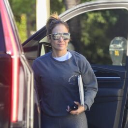 Jennifer Lopez în timp ce coboară dintr-o mașină în fața unei săli de fitness