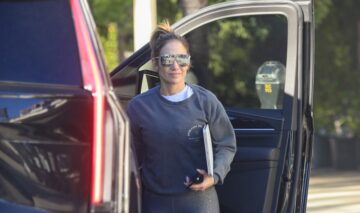 Jennifer Lopez și-a început dimineața cu un antrenament într-o sală de fitness din Los Angeles. Imaginile apar după ce diva a lansat un nou videoclip al piesei Can’t Get Enough