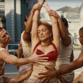 Jennifer Lopez înconjurată de mai mulți dansatori în videoclipul piesei Can't Get Enough