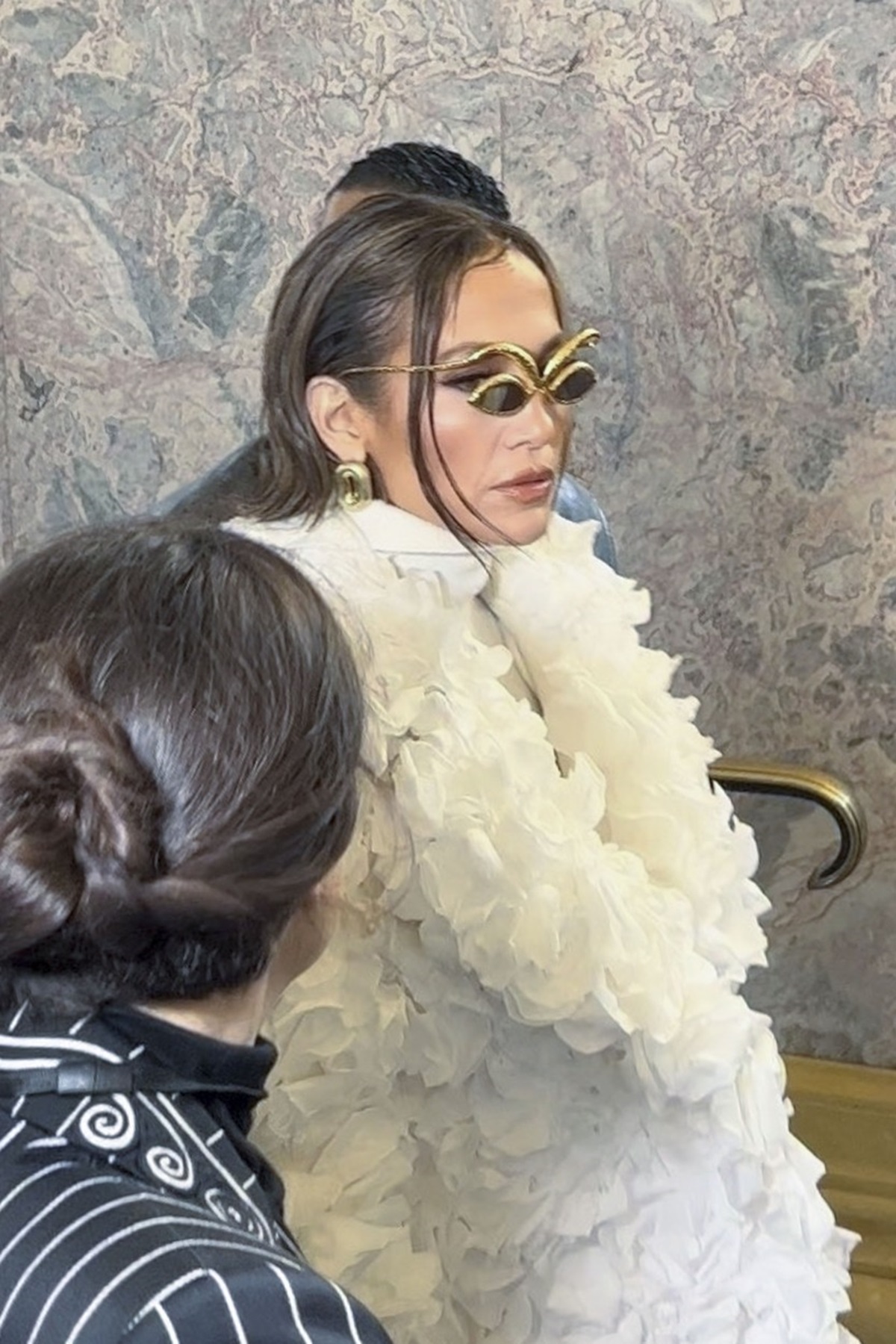 Jennifer Lopez într-o fotografie portret surprinsă la Săptămâna Modei de la Paris 2024