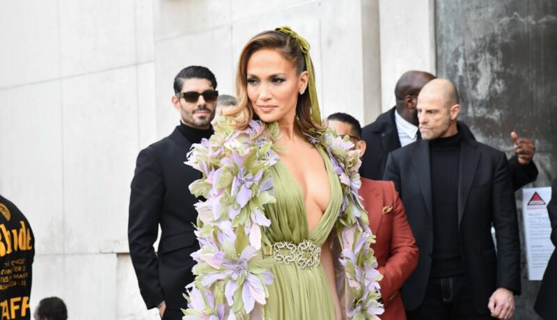 Jennifer Lopez a avut o apariție elegantă la Săptămâna Modei de la Paris 2024. Cântăreața a participat la prezentarea noii colecții Elie Saab