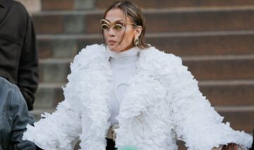 Jennifer Lopez într-o haină albă din petale naturale de trandafiri la Săptămâna Modei de la Paris