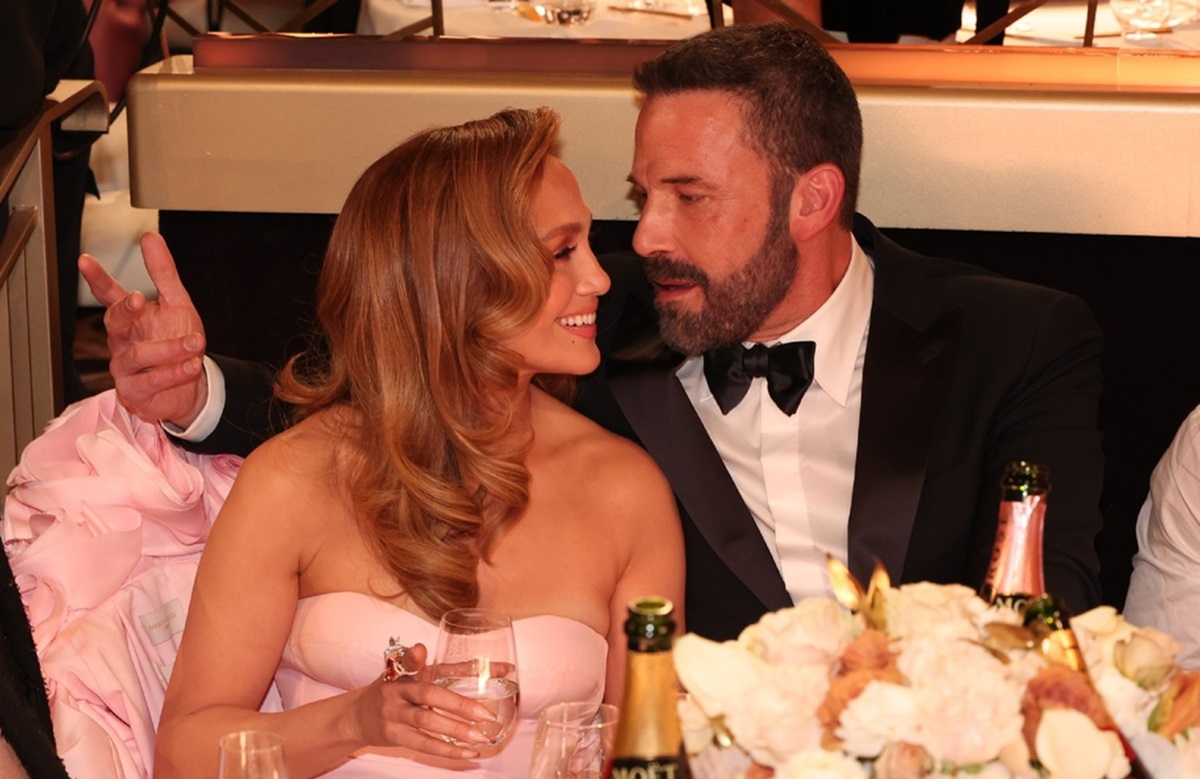Jennifer Lopez și Ben Affleck în timp ce stau împreună la o masă la Globurile de Aur 2024