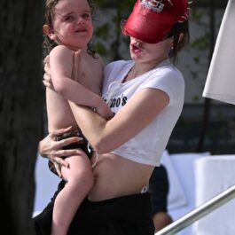 Julia Fox cu micuțul Valentino în brațe după ce l-a scos din piscină