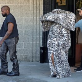 Kanye West într-o ținută casual alături de Bianca Censori într-o haină de blană