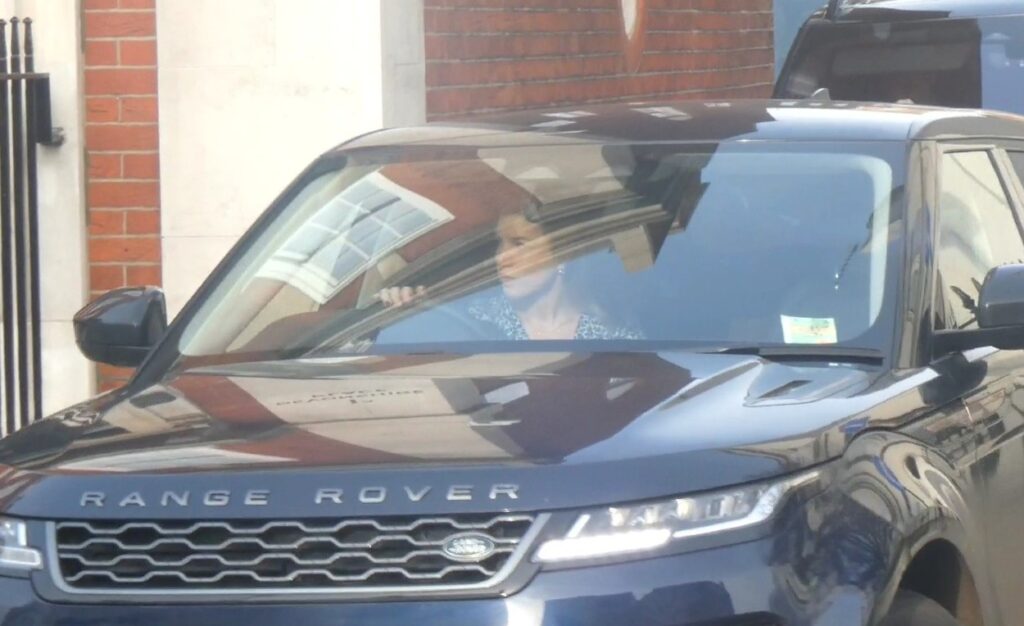 Kate Middleton, așteptată în mașini la plecarea din spital