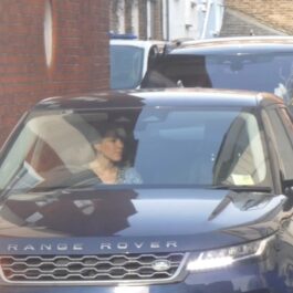 Kate Middleton este luată cu mașina la plecarea din spital