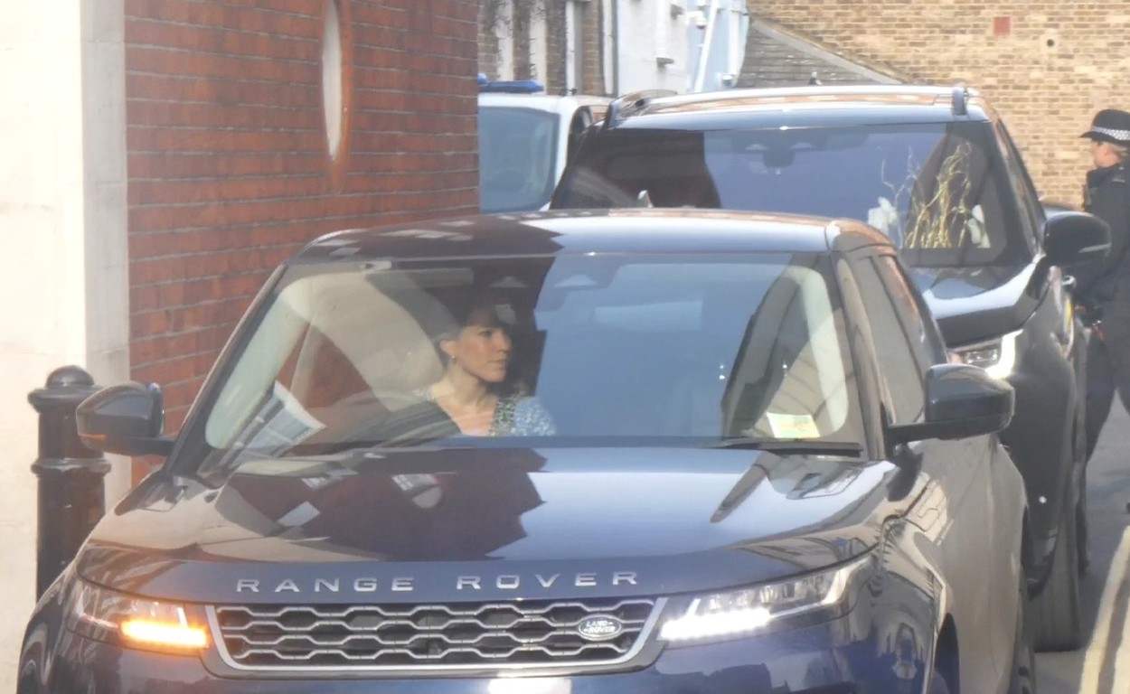 Kate Middleton este luată cu mașina la plecarea din spital