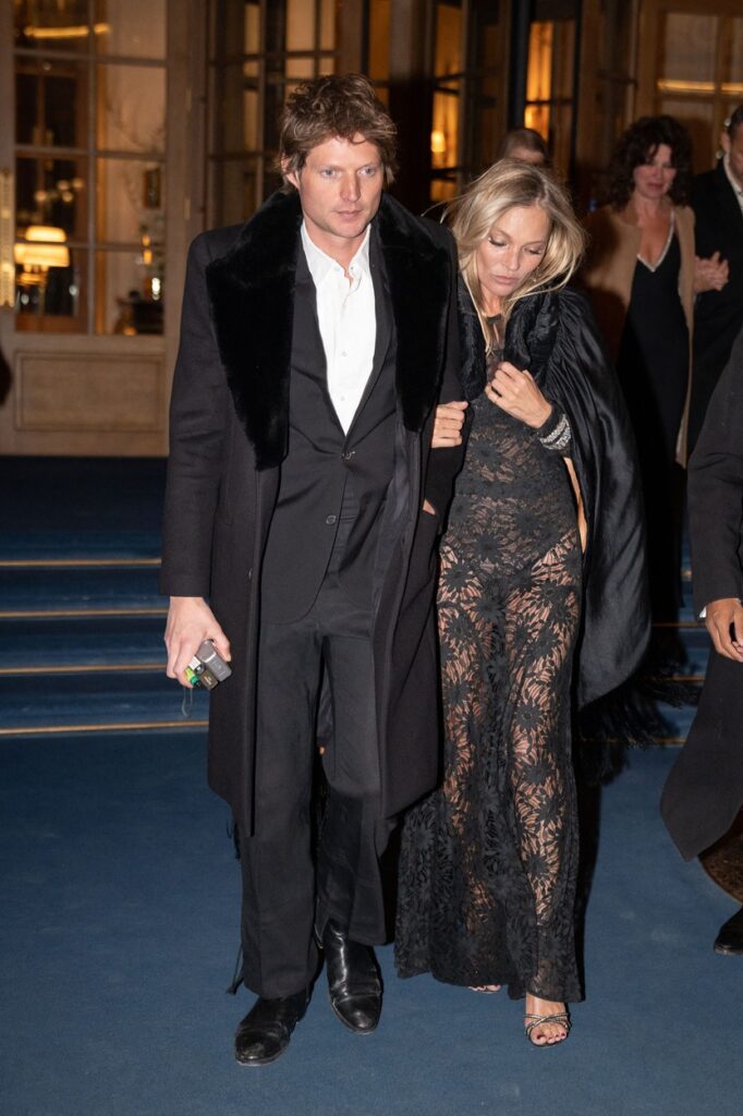 Kate Moss, alături de iubitul ei, îmbrăcați elegant, în Paris
