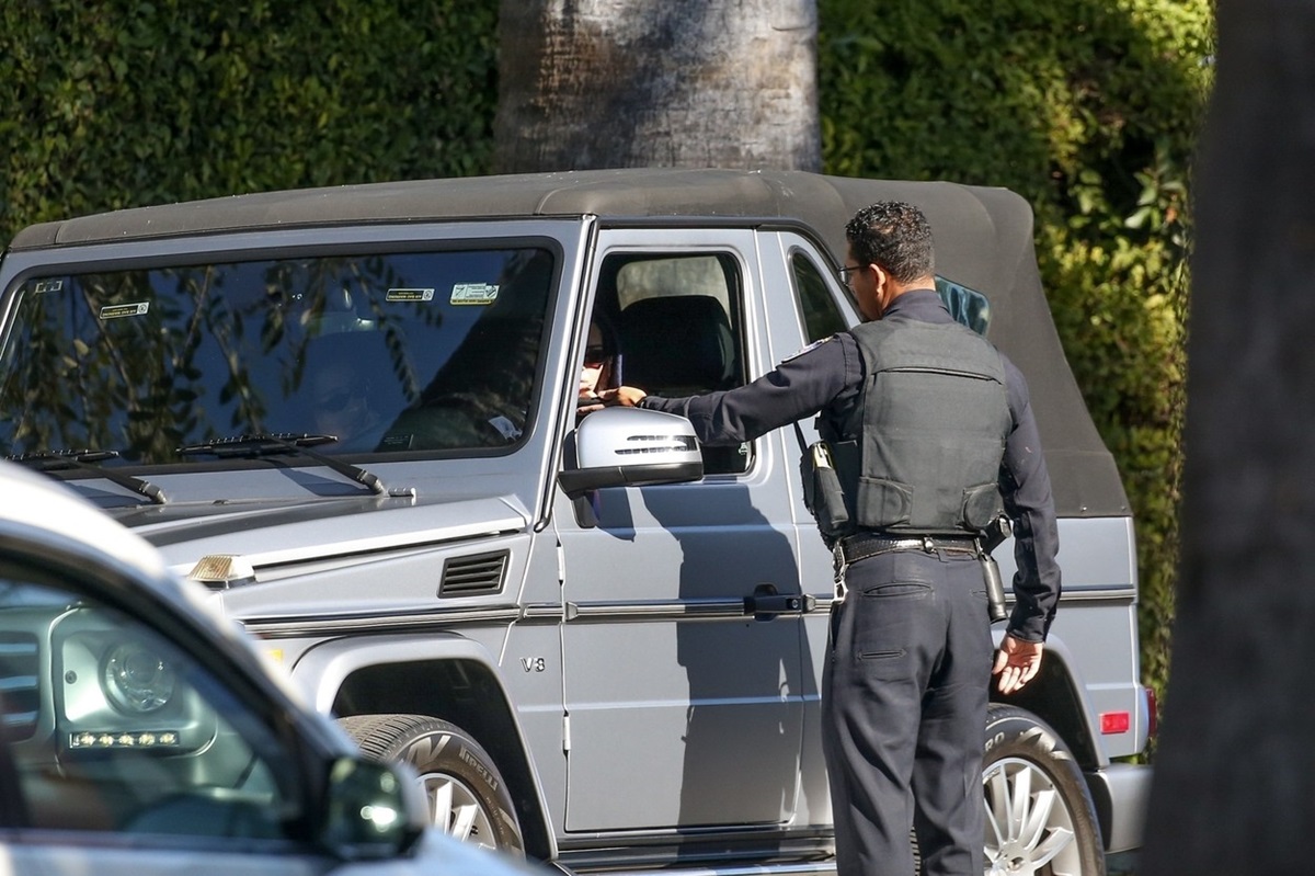 Kendall Jenner în timp ce prezintă actele mașinii unui polițist