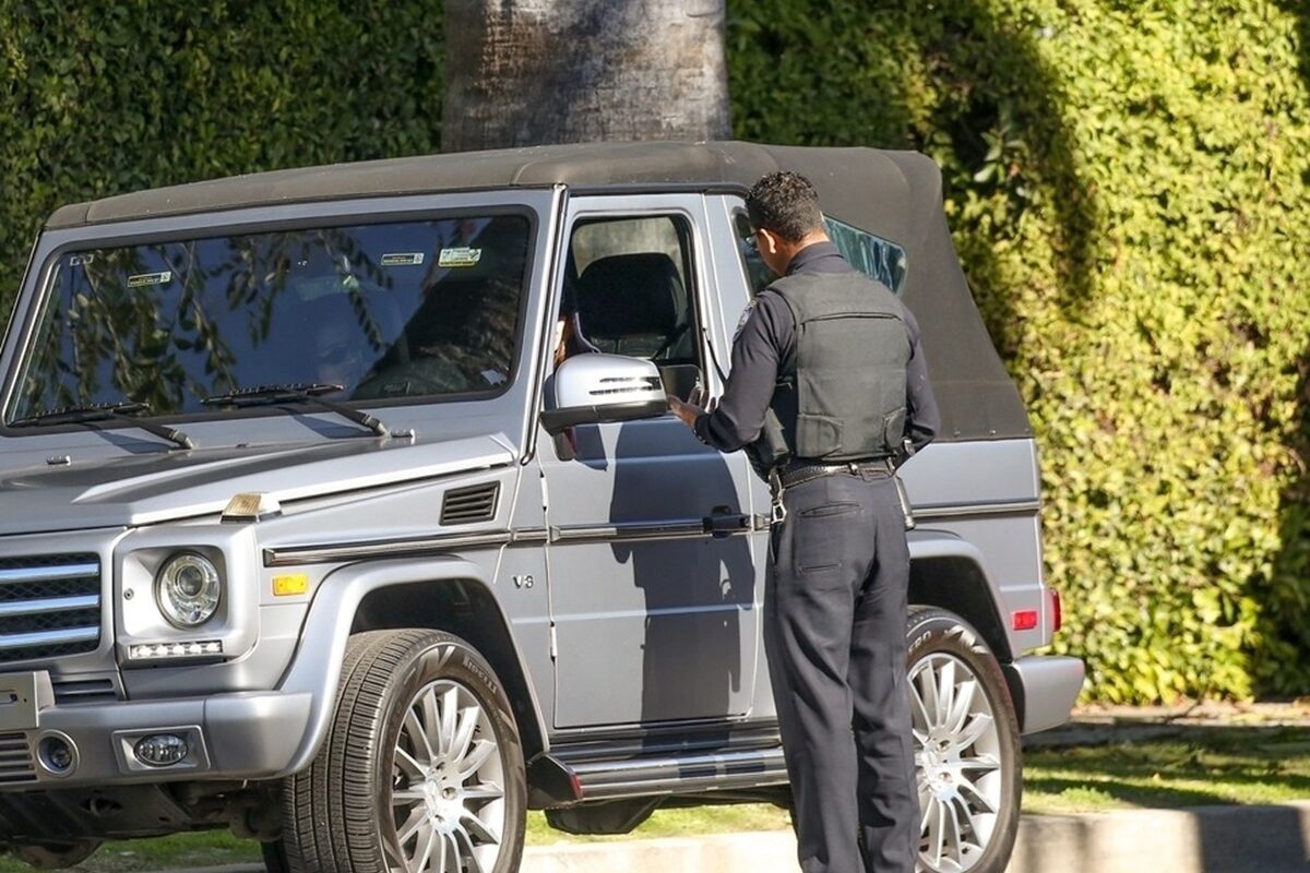 Kendall Jenner și Hailey Bieber în timp ce discută din mașină cu un polițist