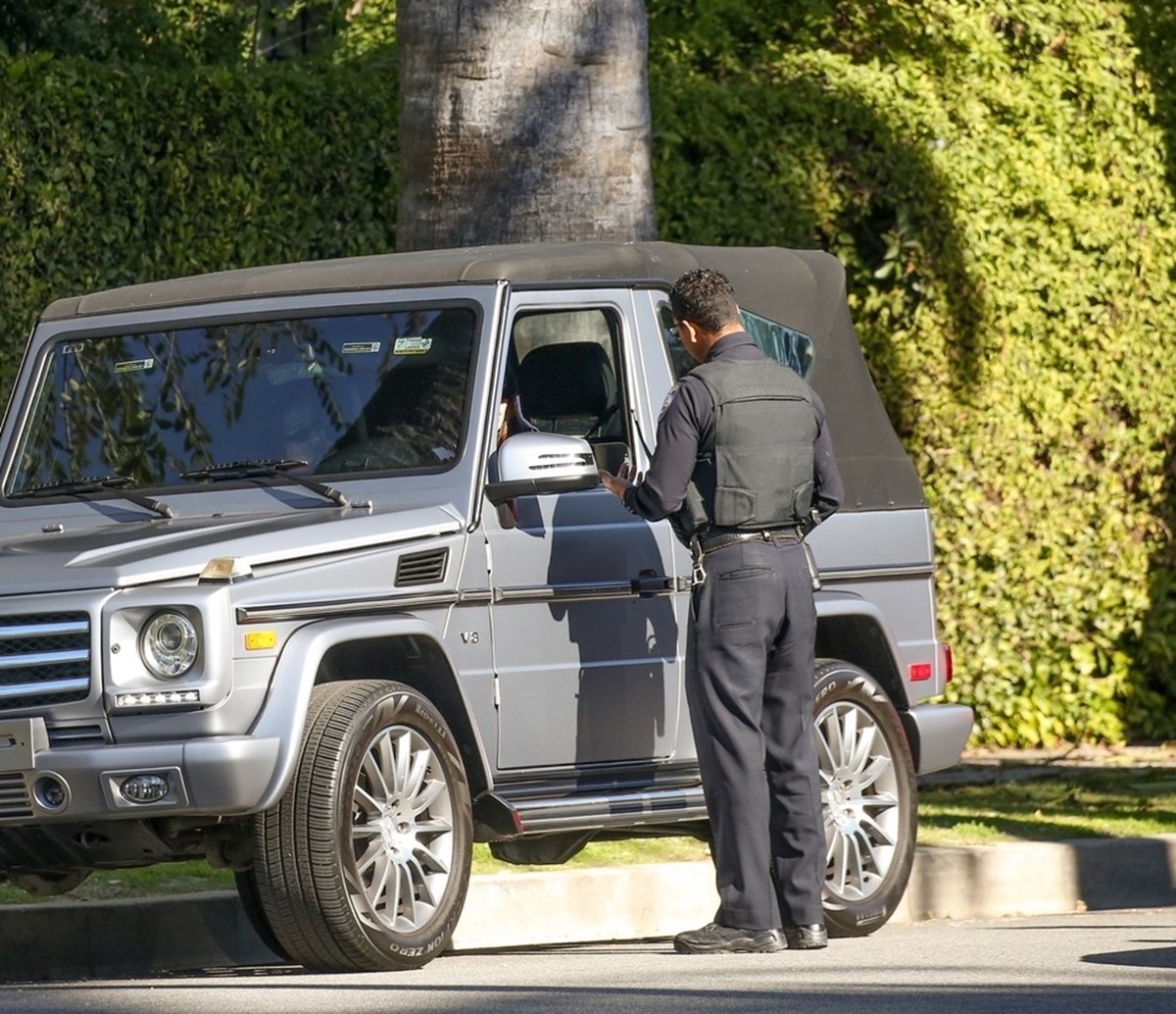 Kendall Jenner și Hailey Bieber în timp ce discută din mașină cu un polițist