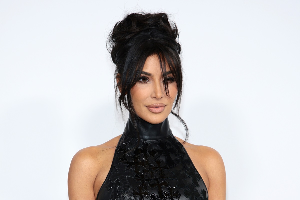 Kim Kardashian în timp ce pozează pentru CFDA Fashion Awards 2023