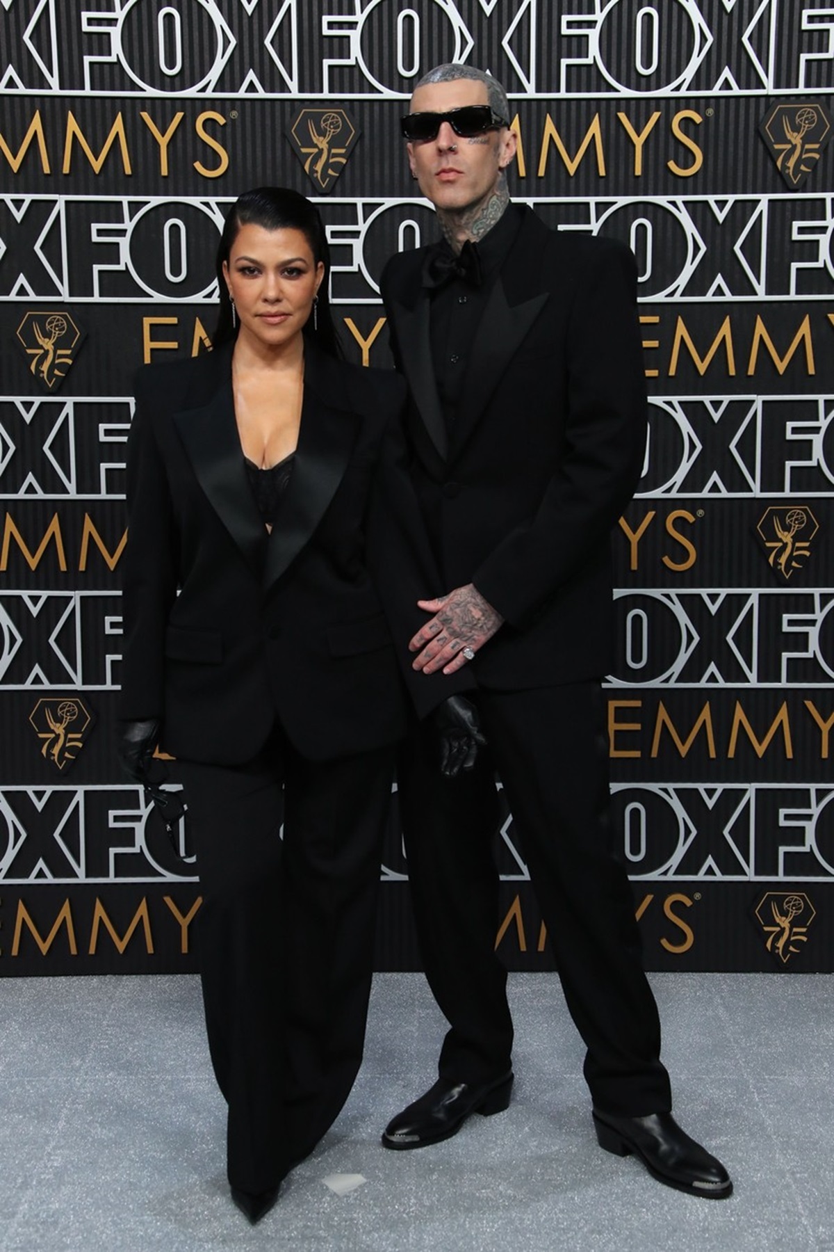 Kourtney Kardashian și Travis Barker la premiile Emmy 2023