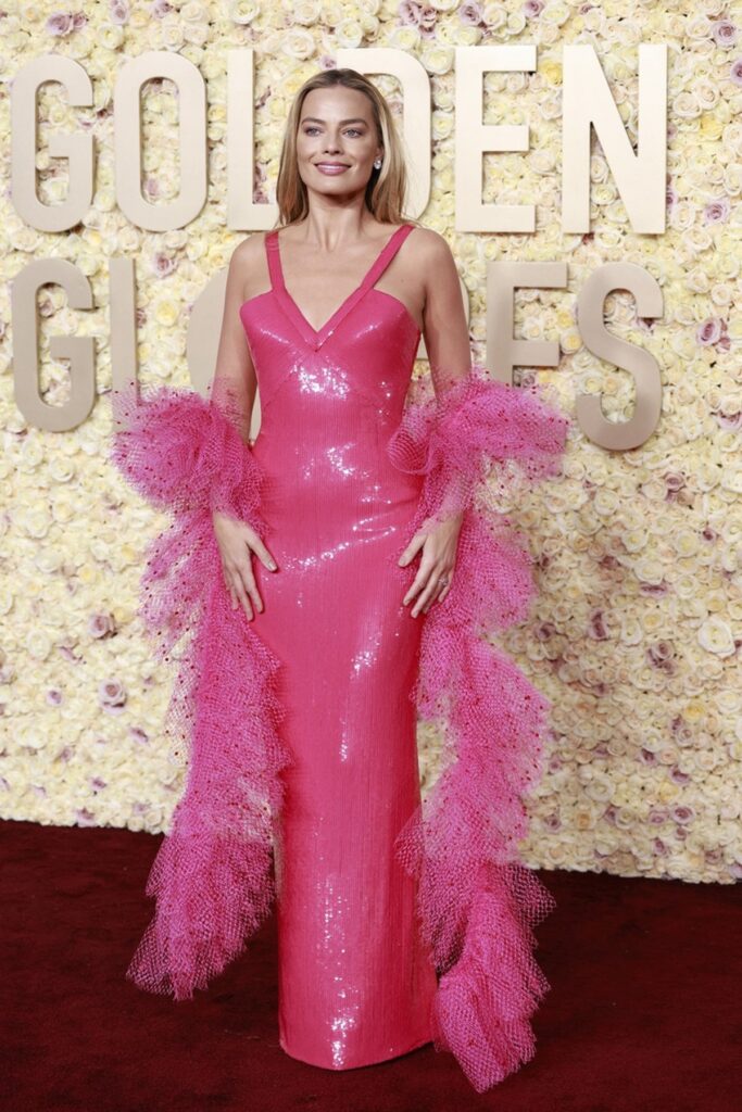 Margot Robbie într-o rochie roz pe covorul roșu la Globurile de Aur 2024