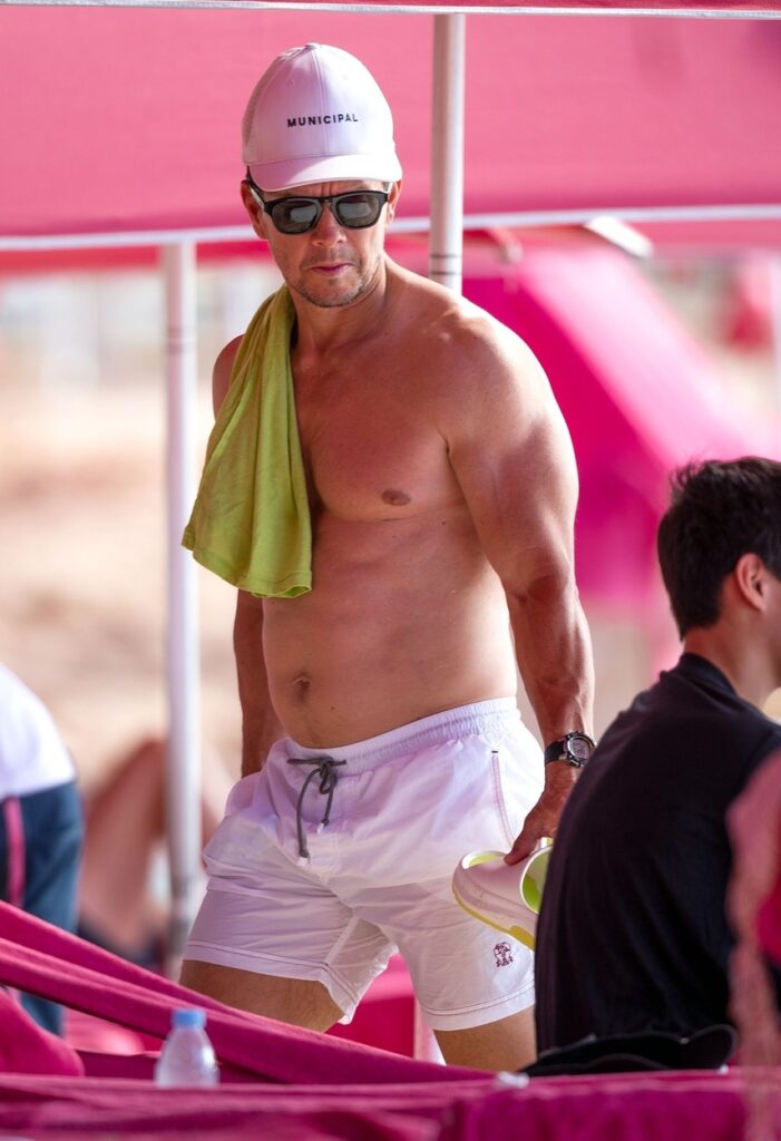 Mark Wahlberg, într-un șort alb, la plajă