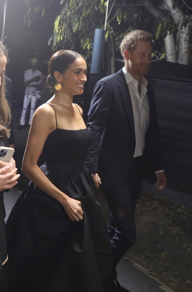 Meghan Markle într-o rochie neagră la brațul Prințului Harry
