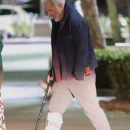 Mel Gibson în timp ce se plimbă în cârjă pe stradă