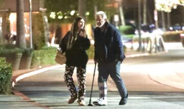 Mel Gibson și fiica sa, Lucia, în timp ce se plimbă pe stradă