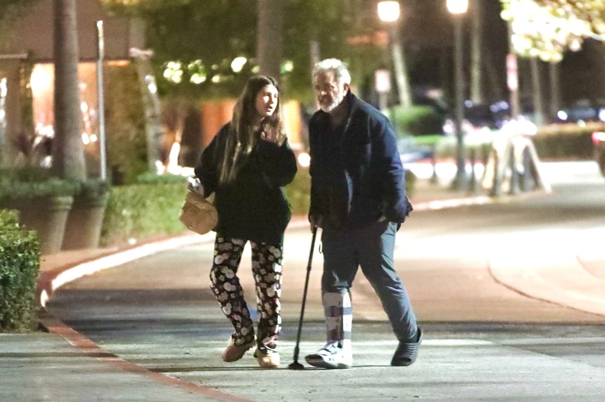 Mel Gibson și fiica sa, Lucia, în timp ce se plimbă pe stradă