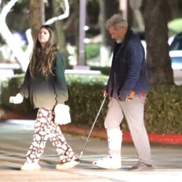 Mel Gibson și Lucia în timp ce se plimbă împreună pe stradă