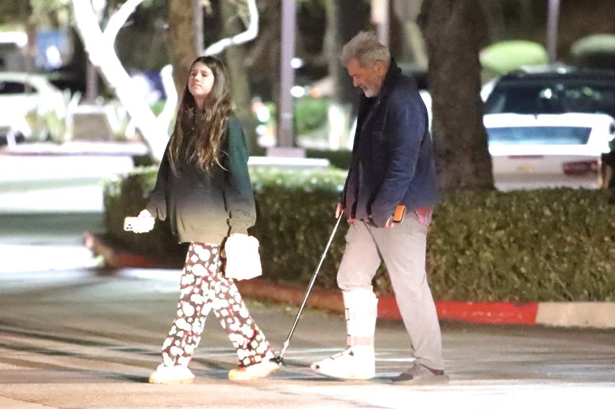 Mel Gibson și Lucia în timp ce se plimbă împreună pe stradă