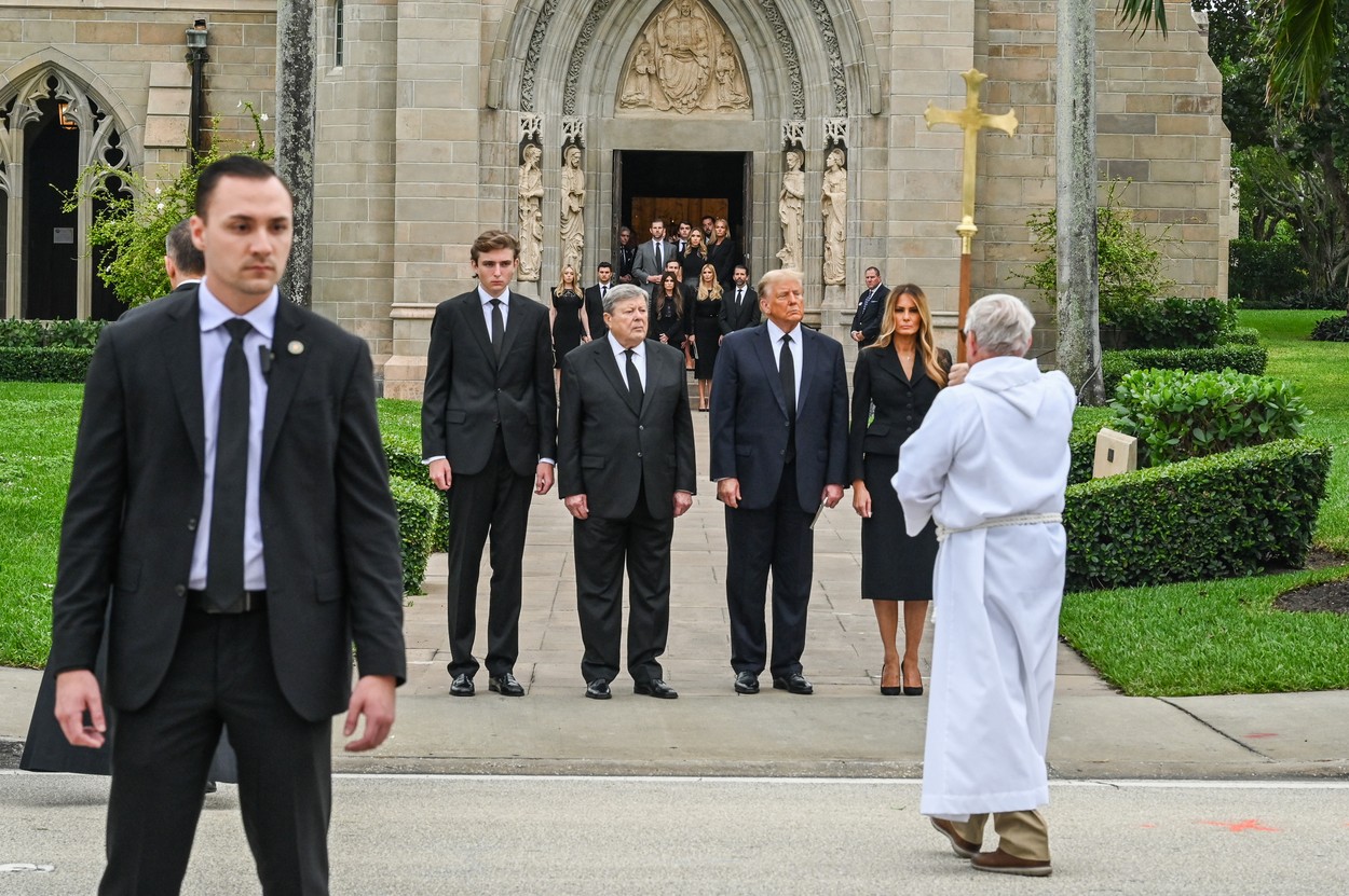 Melania Trump, cu soțul și fiul, la înmormântarea mamei sale
