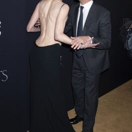 Nicole Kidman într-o rochie cu spatele gol în timp ce se sărută pe obraz cu un actor