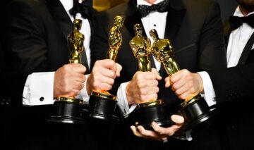 Patru actori care țin în mână statuetele de la Premiile Oscar
