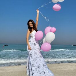 Olivia Păunescu, la plajă, cu baloane, de ziua ei