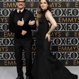 Pedro Pascal și Lux Pascal în timp ce pozează împreună la Premiile Emmy 2023