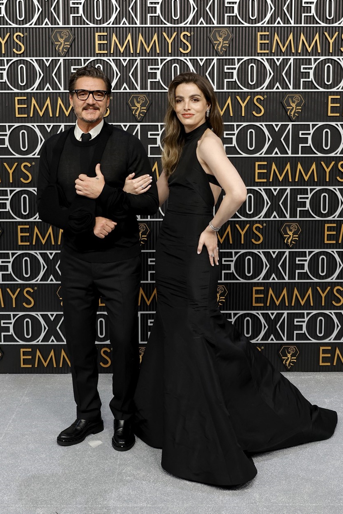 Pedro Pascal și Lux Pascal în timp ce pozează împreună la Premiile Emmy 2023
