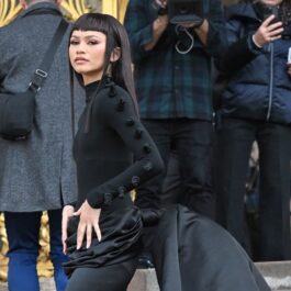 Zendaya într-o ținută all black la Săptămâna Modei de la Paris 2024
