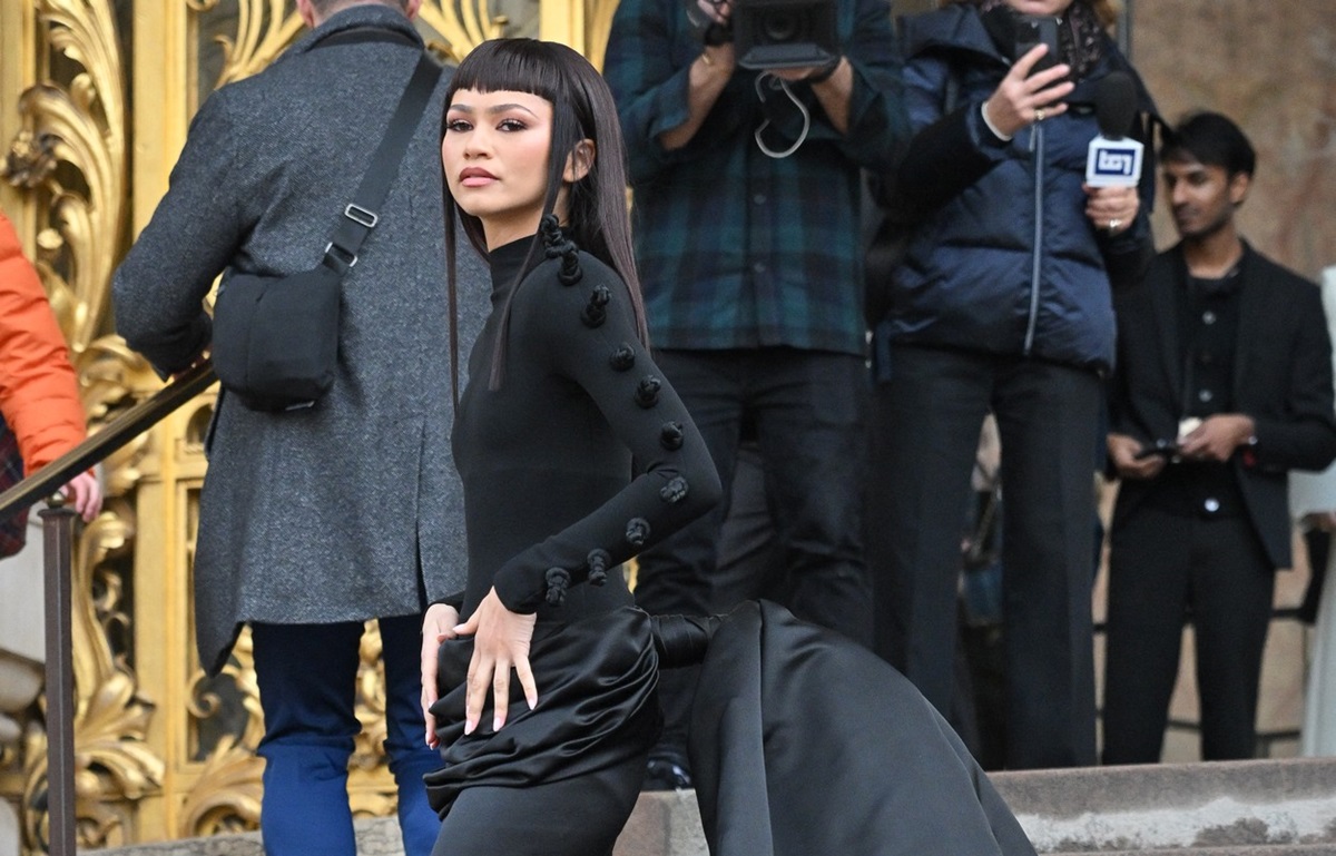 Zendaya într-o ținută all black la Săptămâna Modei de la Paris 2024