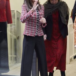Regina Letizia într-un sacou roșu și o pereche de pantaloni negri