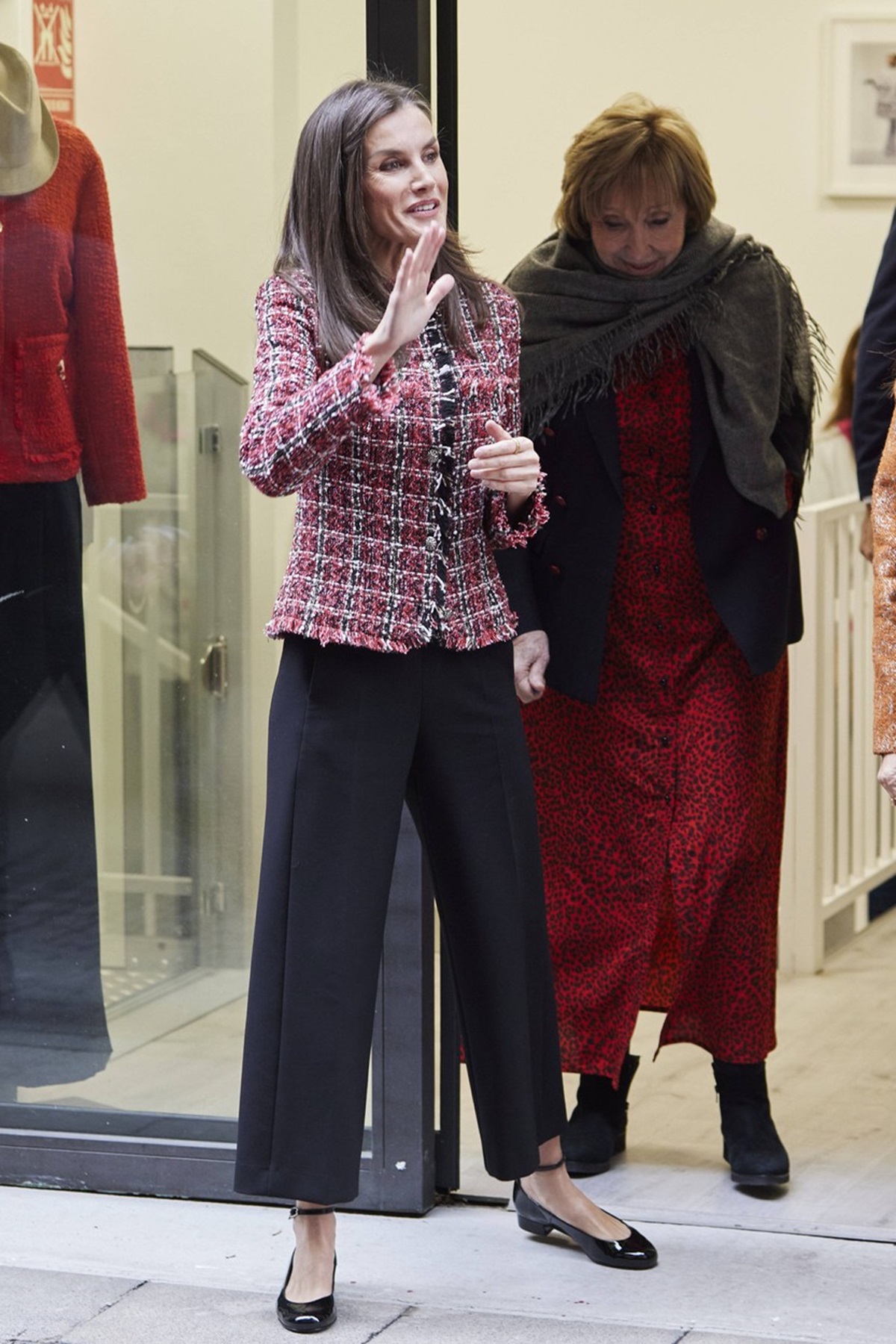 Regina Letizia într-un sacou roșu și o pereche de pantaloni negri