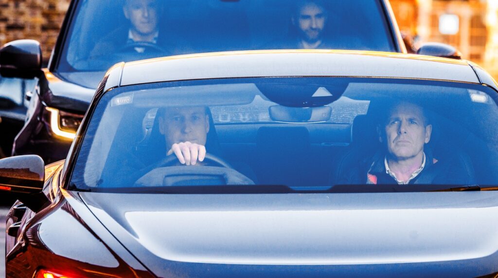 Prințul William, într-o mașină de lux, la volan
