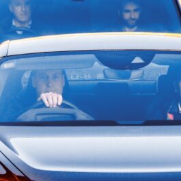 Prințul William, într-o mașină de lux, la volan