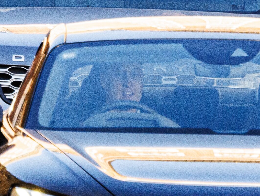 Prințul William, la volan, cu o privire tristă