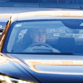 Prințul William, la volan, cu o privire tristă