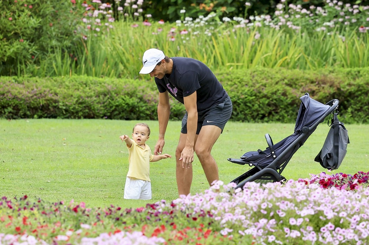 Rafael Nadal care aleargă prin parc după fiul său, Rafa Jr.
