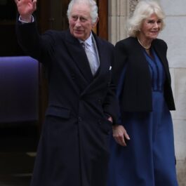 Regele Charles, cu un palton negru, alături de Regina Camilla