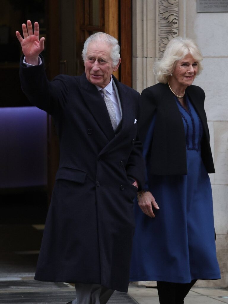 Regele Charles, cu un palton negru, alături de Regina Camilla