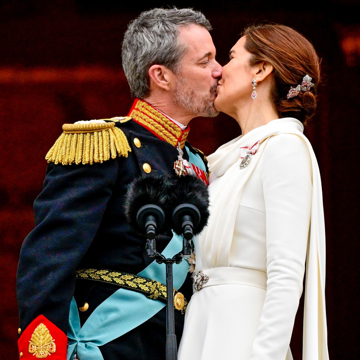 Regele Frederik al X-lea își sărută soția la balconul palatului regal