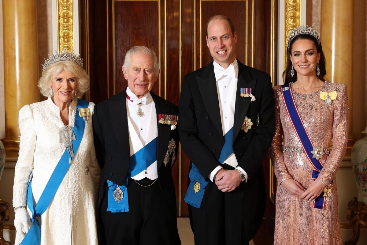 Regina Camilla, Regele Charles, Prințul William și Kate Middleton în timp ce pozează împreună la un banchet regal din 2023