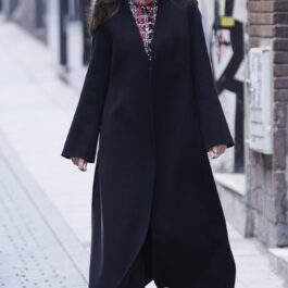 Regina Letizia într-un palton negru, elegant