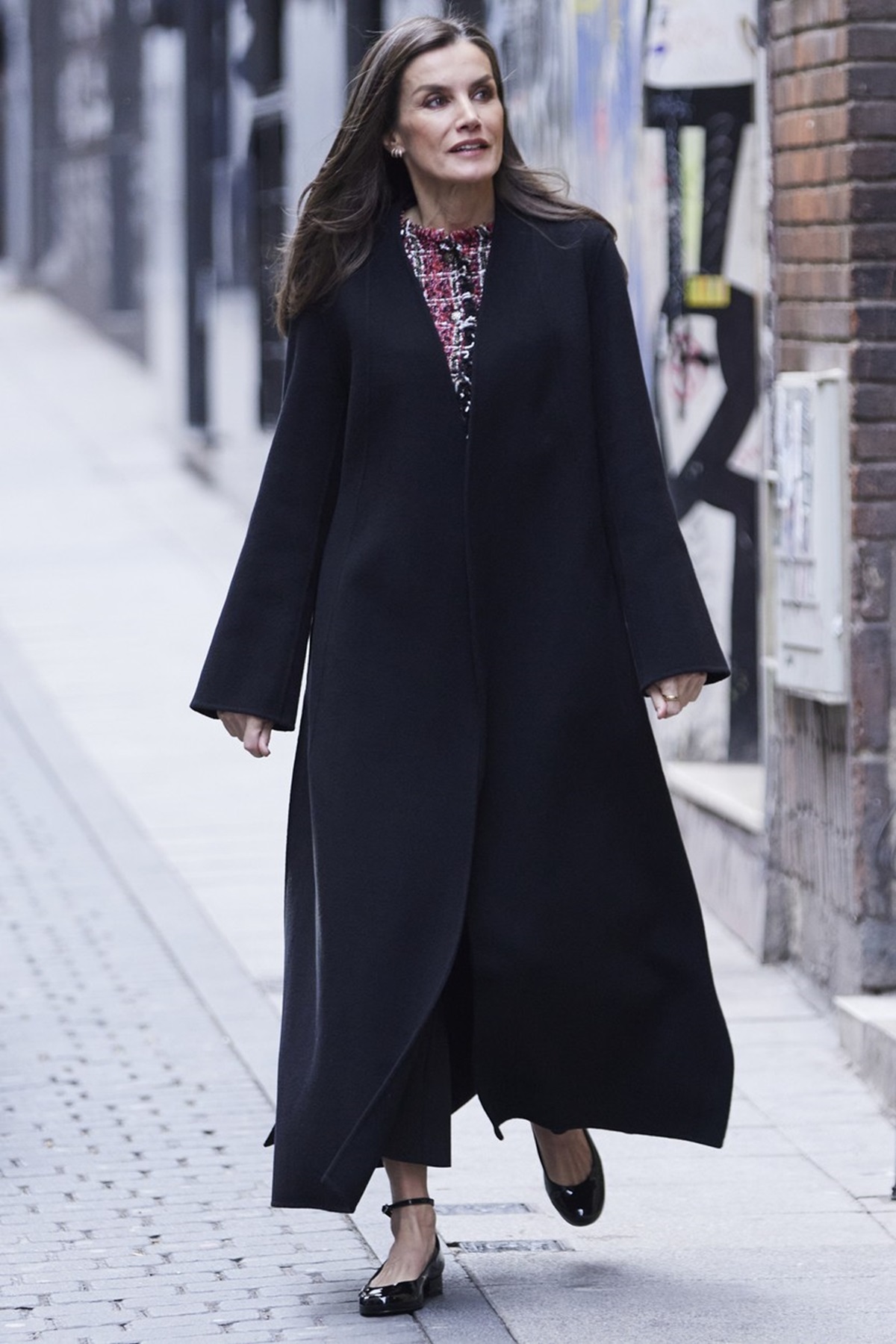 Regina Letizia într-un palton negru, elegant