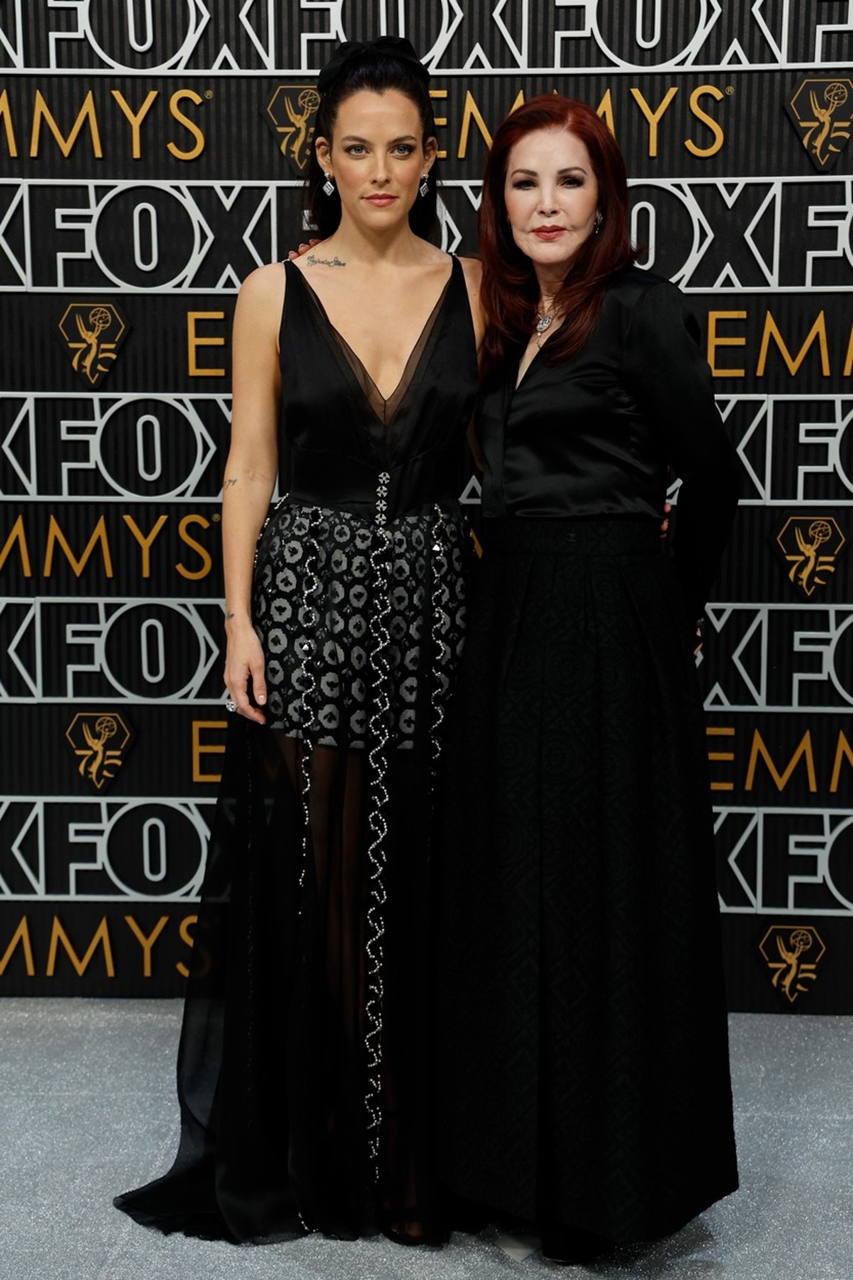 Riley Kough și Priscilla Presley la Premiile Emmy 2023