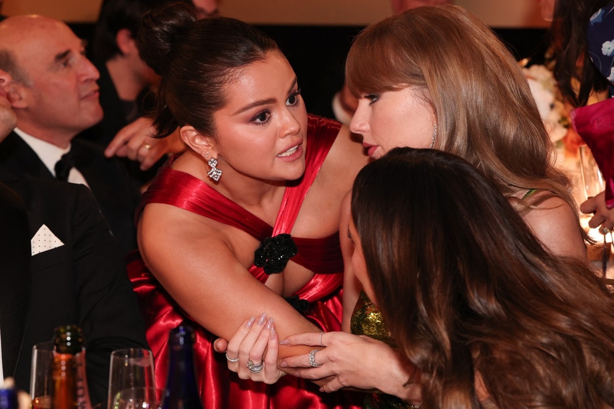Selena Gomez și Taylor Swift în timp ce vorbesc despre Kylie Jenner